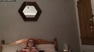 تقبيل عميق ومشهد إباحي مكثف