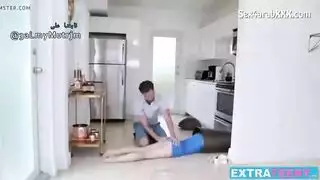 يستغل جرح رجلها