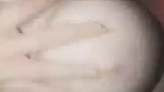 منى ويلز مرة أخرى تُظهر أباريق الحليب الضخمة وتظهر روتين مصة مصرمة