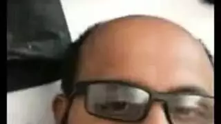 حاول ألا تصرخ بينما يوري يدك كسها المبلول بقوة