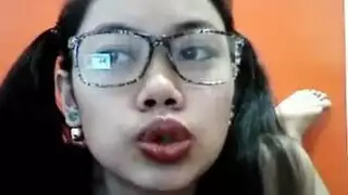 شفاه وردية تبلع السائل بعد جنس مزدوج قاسي