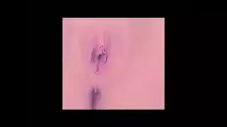 رجل مثار يمارس الجنس مع مراهقتين عاريتين في مشهد جنس جماعي فوضوي