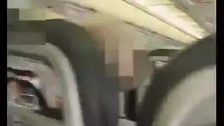 فيلم جنسي صريح على الطائرة: زوجان إسبانيان يصوّران بكاميرا خفية