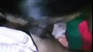 امرأة ناضجة مغرية تمص قضيبًا كبيرًا بعمق