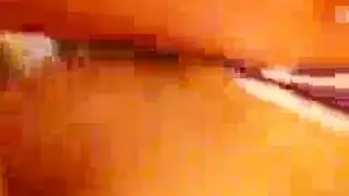 وجه جميل، فرو مشعر، وثديين صغيرين في مشهد شرجي