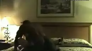 عاهرة عربية ممتلدة تمارس جنساً عنيفاً مع رجل أصلع مسيطر في مشهد صارخ