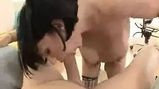 جنس كعب عالي كينكي: فتاة كبيرة الصدر تركض عليه بثدييها