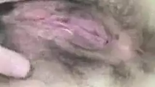 زاوج يعقب زاوجته يضع الفلفل الحر في كسه