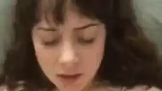 فتاة بعيون زرقاء تحصل على ملء مهبلها في الصباح