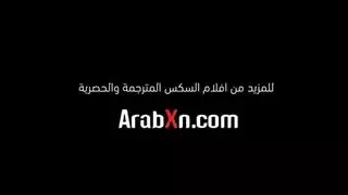 تمثيل دور زوجة الأب: أم مثيرة غاضبة تنك ابن زوجها بقوة