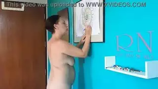 موسيقى مريحة، وجنس صريح: عارضة هندية تُمارس الجنس أثناء الرسم على الجسد