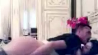 خادمة عربية ساخنة تُهيمن عليها في جلسة جنس صريحة