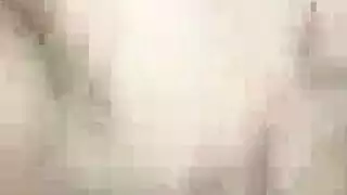 تقوم نيكوليت بسقي الحديقة في المنزل بينما يقود جوردي المجلة