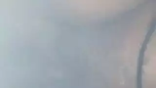 إمرأة تداعب ثدي وحدها