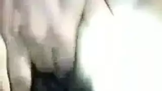 جوارب وردية، قضيب حزام كبير: شقراء تتفجر في مشهد إباحي