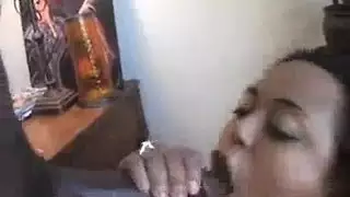 مشهد إباحي سحاقي: مداعبة مهبلية مبللة بدقة عالية