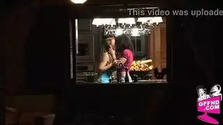 امرأتان تشاركان قضيباً صناعياً للوصول لهزة قوية