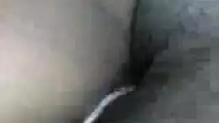 جميلة سمراء بحلمات معدنية تتعرض لعملية جماعية في فيلم إباحي صريح