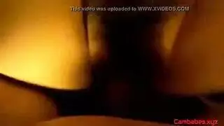 حركة ثلاثية في غرفة النوم مع عاهرة هاوية جميلة