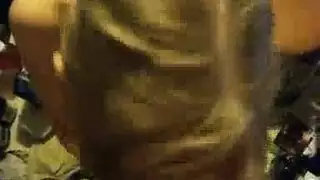 شقراء ترتدي نظارات تحب بلع القضيب عميقًا واللعب الخشن بالفرج