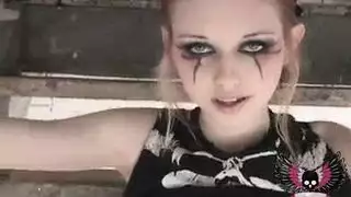 رجل محب يمارس الجنس مع المازح النحيف بلا توقف في مشهد إباحي حميم