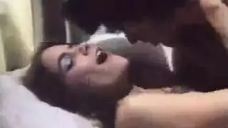 جولة مص بين الأعراق: المراهقة الآسيوية جولدي تختنق بقضيب إباحي سميك