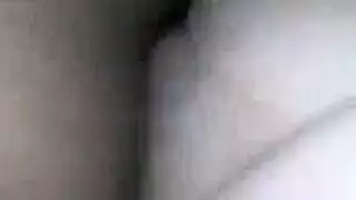 جلسة تدليك لفتاة داكنة البشرة تؤدي إلى فعل صريح في الكشك الخاص