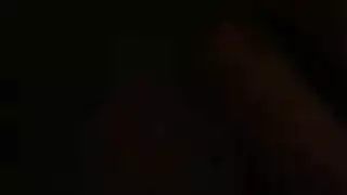 زوجة مثيرة تُلمس بعمق بينما رجل آخر يلف جسدها