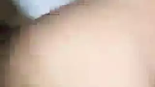 رجل يحول غرفة المعيشة إلى وكره الجنسي الشخصي