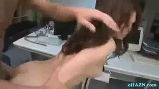 عاهرة المكتب المفلسة تأخذ نكاحًا مكثفًا على المكتب مع شاب مثير