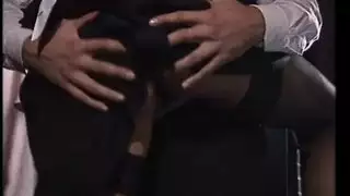 عاملة الفندق الإيطالية العاهرة تغوي الضيف لمشهد جنسي صريح