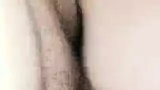 ثنائي نهاراً على الأريكة: صديقة الصديق المستقيم تتحول إلى وحشية
