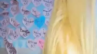 لقاء فندقي: جمال مشاغب يمص ويمارس الجنس مع قضيب صديقها الكبير