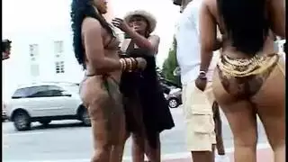 تدليك المؤخرة الكبيرة يتحول إلى ضرب مهبل عنيف