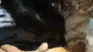 عشاق أبنوس يستكشفون أجساد بعضهم في مشهد إباحي