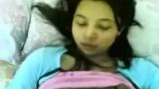 مقاطع صغيره اللاباحيه وهو يحك زبه في كسها
