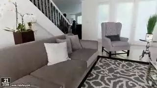 الزوجة تتناك من صديق ابنها مترجم