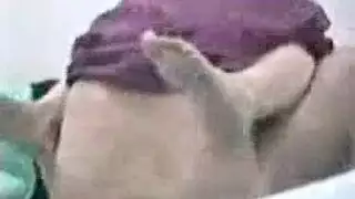 زوجة ممتلئة في الأبيض تعطى اللاعبين طعماً من كسها الضيق