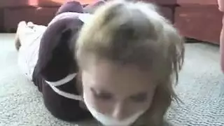 تدريب على الجنس الفموي: عبد مكمم في تقييد محكم