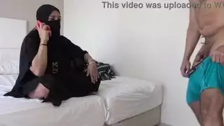 بداية إباحية صارمة: الزوجة المصرية المثيرة تأخذ عذرية ربيبها