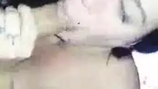 عاهرة سمراء تبلع قضيبًا أسود كبير وهي ترتدي الأبيض