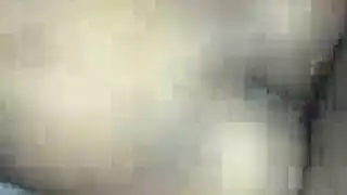 فتاة ناعمة تجعل القضيب الكبير ينبض ثم تركبه لتتلقى السائل داخلها