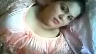 في برنامج واحده لابسه بينك وواحده لبسه اصفر