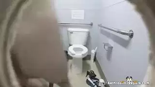 سكس في حمام مص قضيب