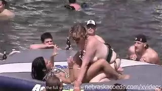 أصدقاء الزوجة يمنحونها حمام لسان مكثف