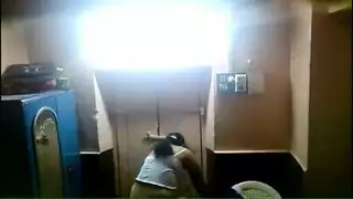 الخادمة تأخذ قضيب صاحب العمل في مشهد إباحي