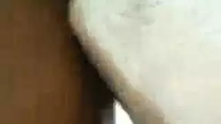 مراهقة صغيرة مرتدية جوارب سوداء تتعرض لجنس فموي قاسي وقذف على الوجه