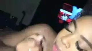 فحل أسمر يسيطر على طالبة صغيرة في إباحية مدرسية ثلاثية