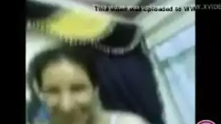 عربية ساخنة تأخذ زب العميل الصلب في كسها المبلل