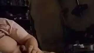 عاهرة مفلسة تمارس الجنس مع الغرباء خلف ظهر زوجها